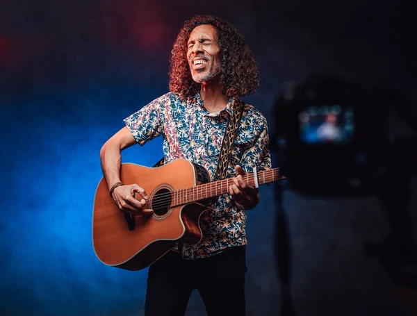 Videógrafo dispara como um talentoso músico latino-americano tocando guitarra — Fotografia de Stock