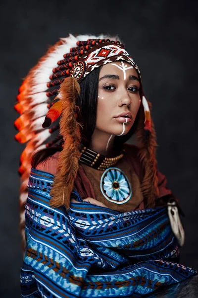 一个身穿民族服装和传统化妆的美丽的美国印第安妇女的画像 — 图库照片