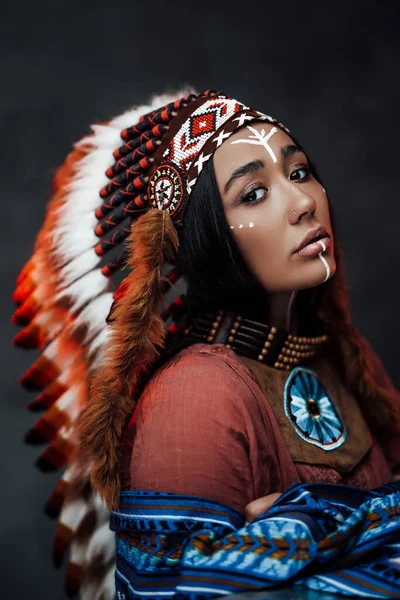 Porträt einer schönen Indianerin in ethnischer Tracht und traditionellem Make-up — Stockfoto