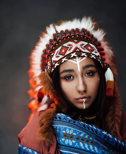 Portrait of a beautiful American Indian woman in ethnical costume and traditional make up — Stock Photo, Image