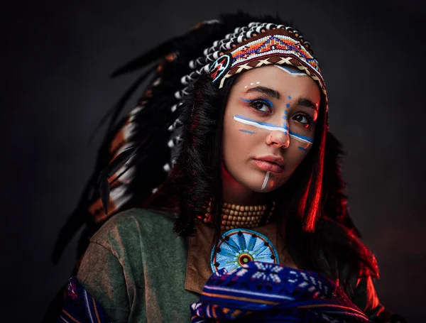 Retrato de una hermosa mujer india americana en traje étnico y maquillaje tradicional —  Fotos de Stock