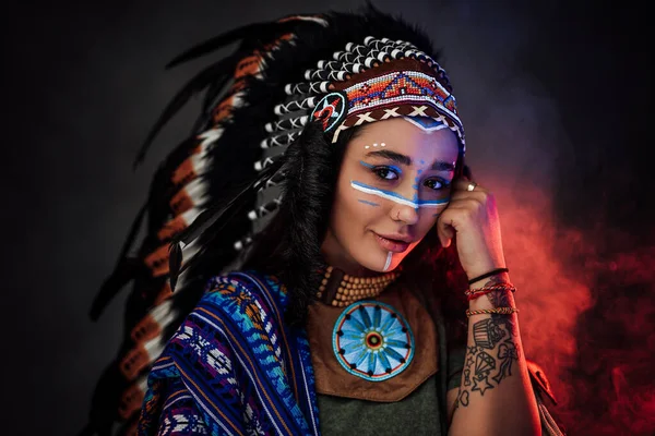 Hermosa mujer india americana en traje étnico y maquillaje tradicional sobre fondo oscuro — Foto de Stock