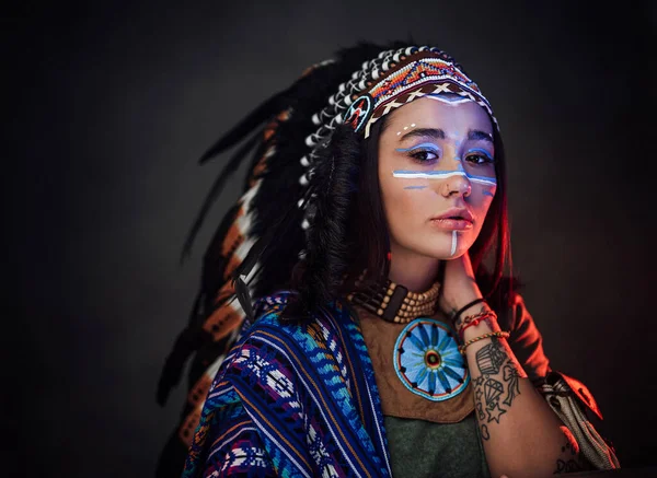 Очаровательная американская индианка с татуировкой под рукой в традиционной шляпе и одежде — стоковое фото