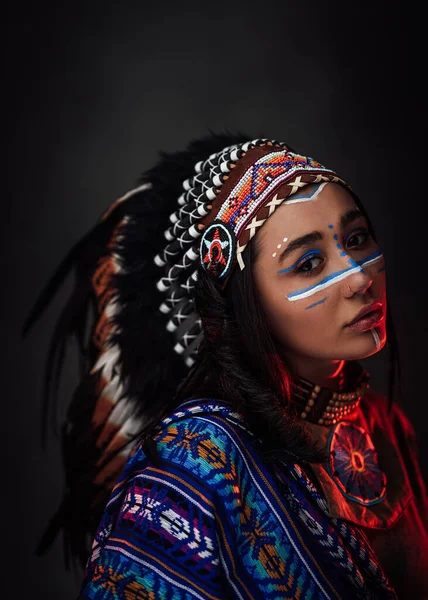 Portret van een mooie Amerikaanse Indiaanse vrouw in etnisch kostuum en traditionele make-up — Stockfoto