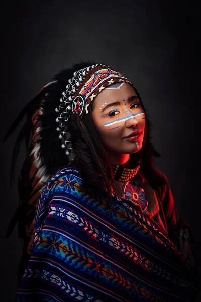 Retrato de uma bela mulher indiana americana em traje étnico e maquiagem tradicional — Fotografia de Stock