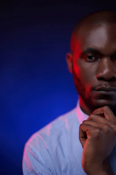 Portrait en gros plan d'un Afro-Américain en chemise bleue — Photo