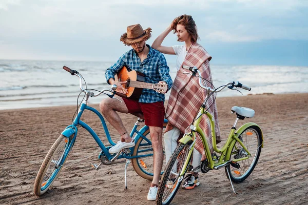 美丽的一对夫妇在海滩上与他们的蓝色和绿色的自行车 — 图库照片