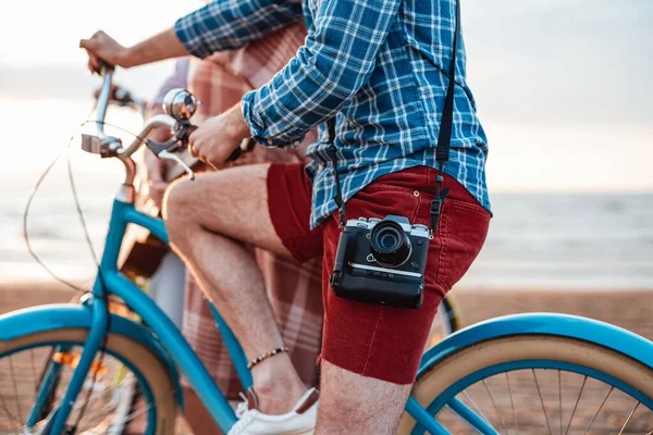 Folk tillbringar sin lediga tid på stranden med sina cyklar — Stockfoto