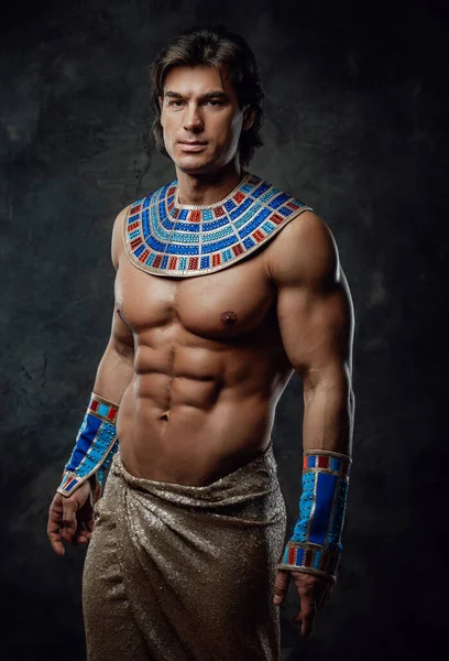 Atletische man in farao kostuum — Stockfoto
