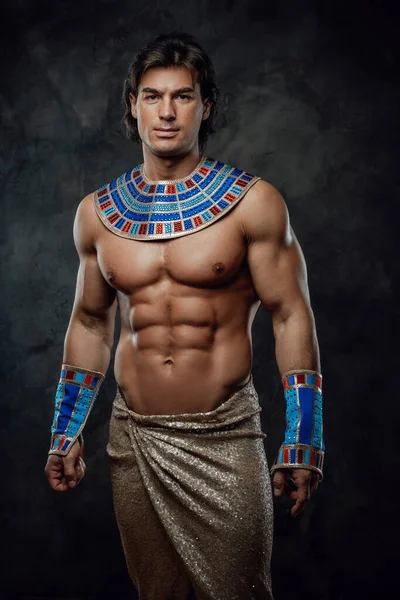 Atletische man in blauw en goud Egyptische kostuum — Stockfoto