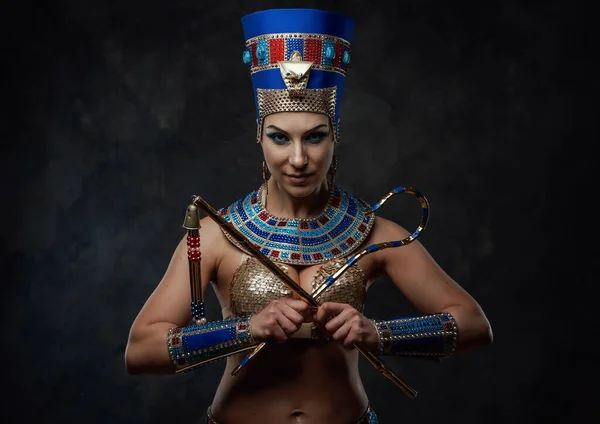 Mujer en traje egipcio nacional en el estudio con las paredes oscuras —  Fotos de Stock