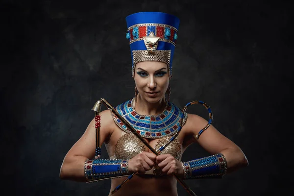 Hölgy pózol a stúdióban hagyományos egyiptomi jelmezben — Stock Fotó