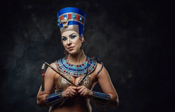 Gammal kvinna i egyptisk kostym, poserar i studion med mörk bakgrund — Stockfoto