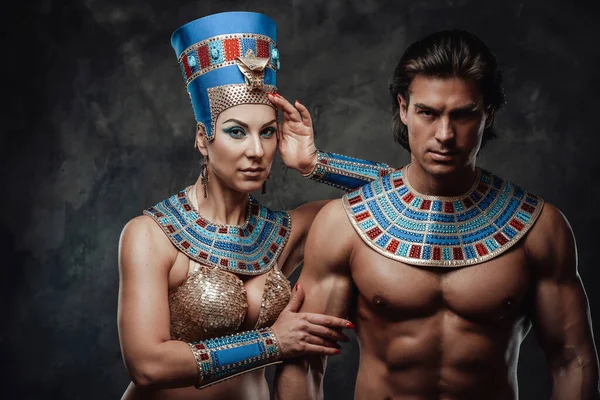 Ouple öltözött hagyományos egyiptomi jelmezek, állva nagyon közel egymáshoz — Stock Fotó