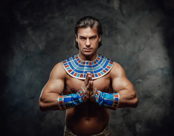 Homem atlético e forte em traje egípcio nacional — Fotografia de Stock