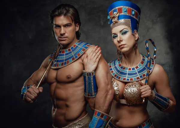 Gyönyörű pár hagyományos egyiptomi jelmezben, pózolnak a stúdióban — Stock Fotó