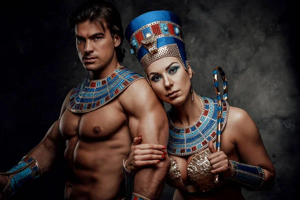 Vonzó pár hagyományos egyiptomi jelmezbe öltözve, nagyon közel állnak egymáshoz. — Stock Fotó