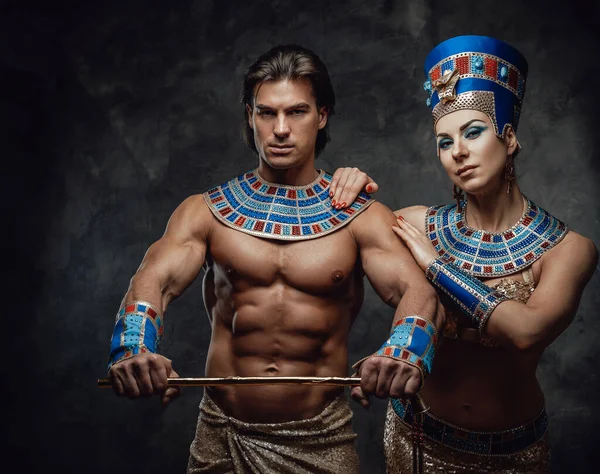 Woman in traditional egyptian costume holds male shoulder with both of her arms — Stock Photo, Image