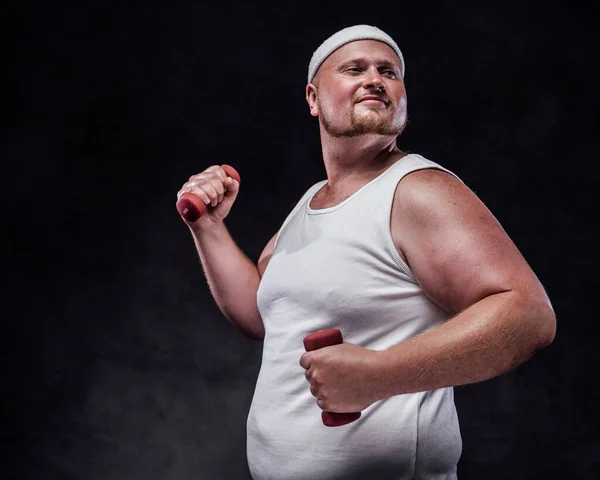Hombre gordo en entrenamiento de ropa deportiva blanca con dos pesas — Foto de Stock