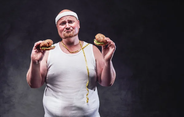 Ehemann mit zwei Hamburgern in der Hand — Stockfoto