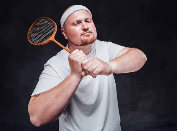 Skallig idrottsman i vita sportkläder håller ett racket med två händer — Stockfoto