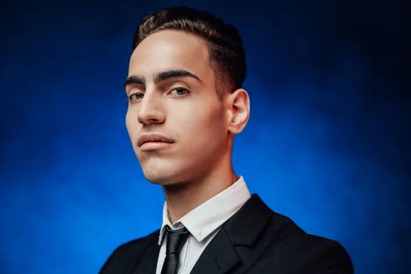 Retrato de un joven elegante y elegante — Foto de Stock