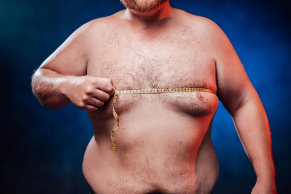 Homem muito gordo mostra sua barriga enorme e mede sua caixa torácica — Fotografia de Stock