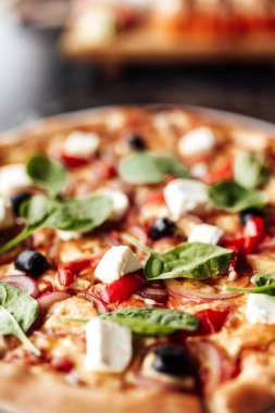 Peynirli, zeytinli ve otlu pizza.