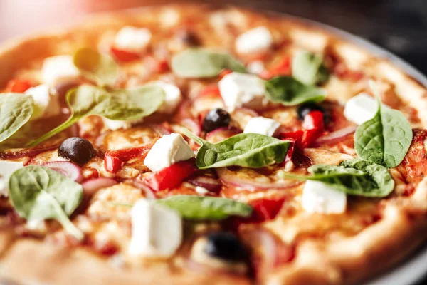 Pizza com queijo, azeitonas e ervas — Fotografia de Stock