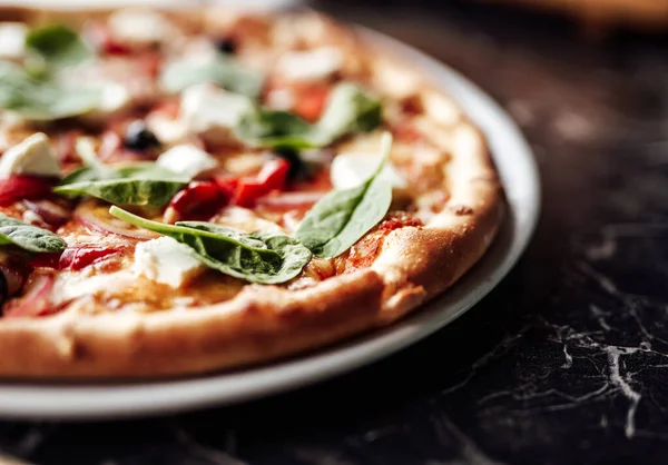Pizza con queso, aceitunas y hierbas — Foto de Stock