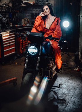 Siyah motosikletli çok seksi bir esmer.