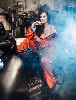 Araba servisinde siyah motosikletli çok seksi bir esmer.