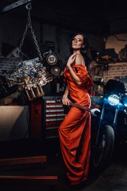 Turuncu tulumlu seksi kız.