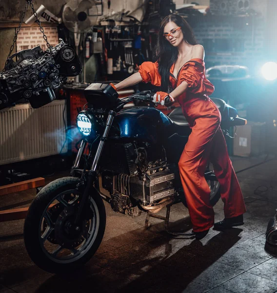 Νεαρή σέξι γυναίκα ποζάρει με μοτοσικλέτα — Φωτογραφία Αρχείου