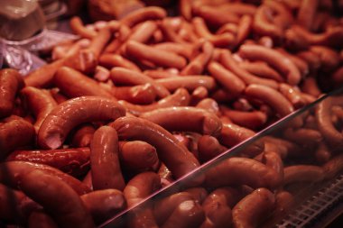 Mağazada bir sürü sosis ürünü var.