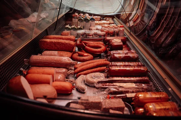 En fridgerator fylld med skinka och korv — Stockfoto