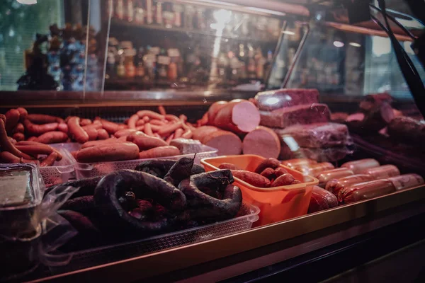 Epicerie pleine de saucisses noires et brunes — Photo