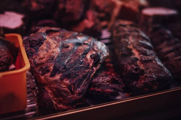 Primer plano de carne ahumada en carnicería — Foto de Stock