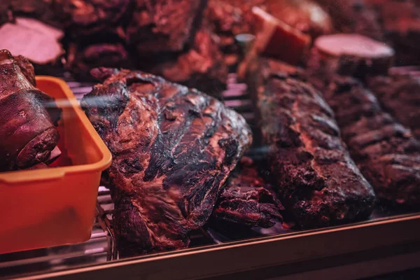 Färskt rökt kött i slakteriaffären — Stockfoto