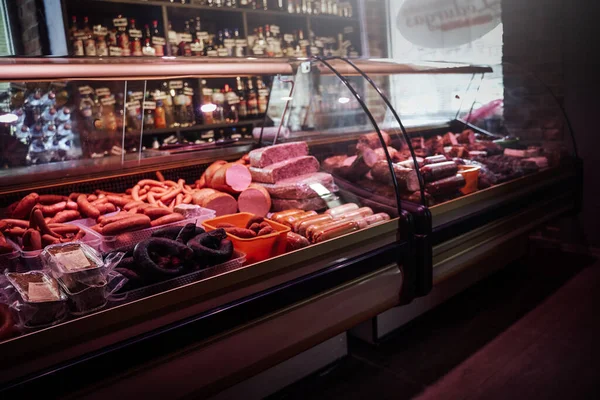 Une rangée de vitrines de saucisses dans la boucherie — Photo