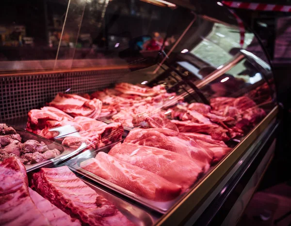 Un mostrador con carne cruda dentro en la carnicería — Foto de Stock