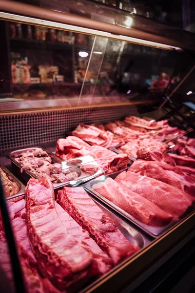 Carnicerías escaparate de carne mostrando sus productos —  Fotos de Stock