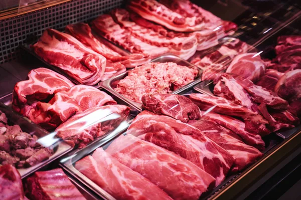Много красного и сырого мяса в мясной лавке — стоковое фото