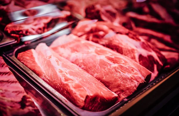 Gran parte de la carne roja y cruda en un supermercado de carne — Foto de Stock