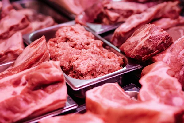 Olika typer av rosa och färskt kött i butiken — Stockfoto
