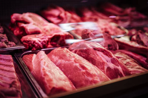 Många köttprodukter i ett enda skyltfönster — Stockfoto