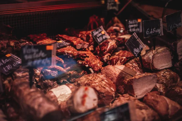 Un escaparate con diferentes carnes ahumadas —  Fotos de Stock