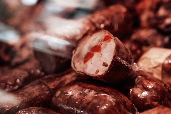 Primer plano de carne ahumada en carnicería —  Fotos de Stock