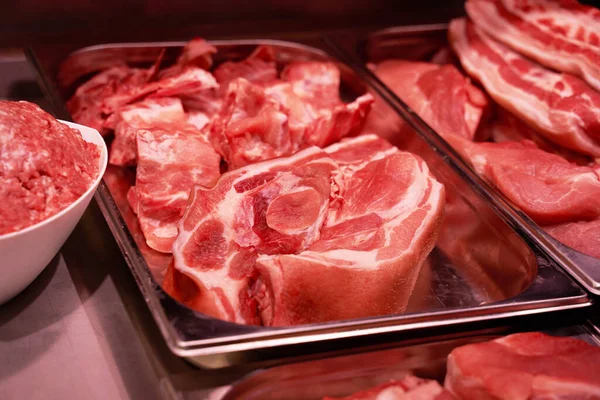 Mycket rött och rått kött i en köttaffär — Stockfoto