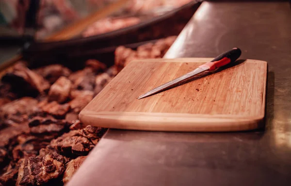 En enda kniv på ett bord i köttaffären — Stockfoto